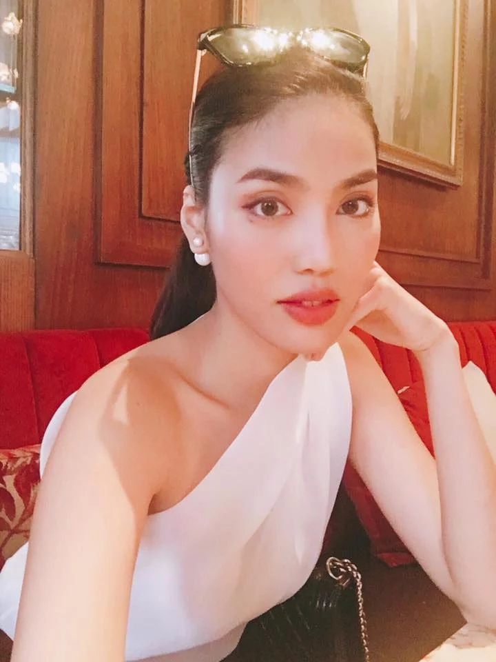 A fancy office looks 14