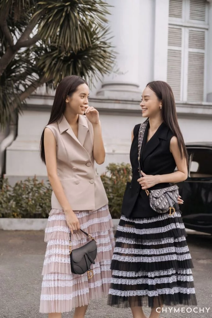 A fancy office looks 6