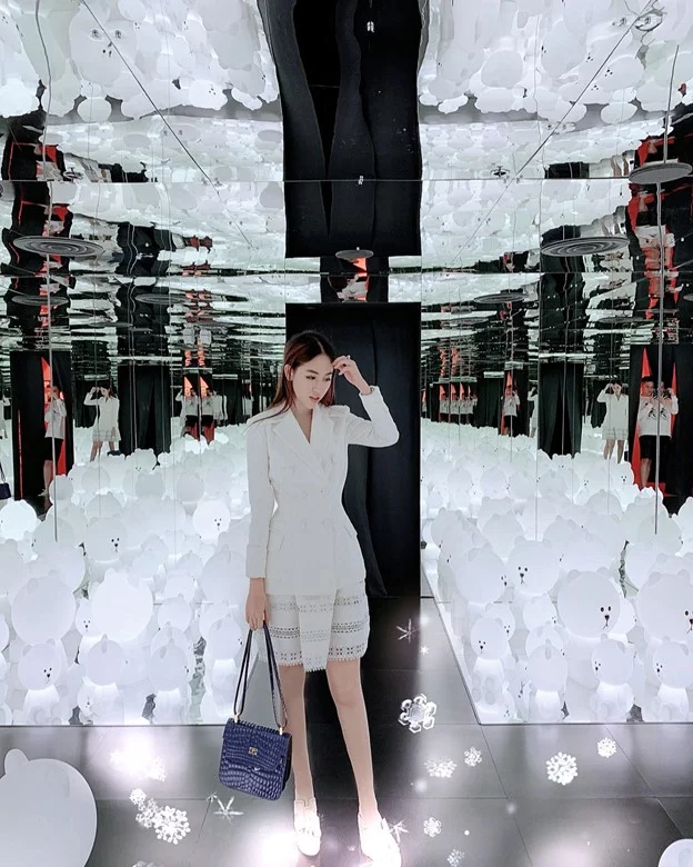 A fancy office looks 21