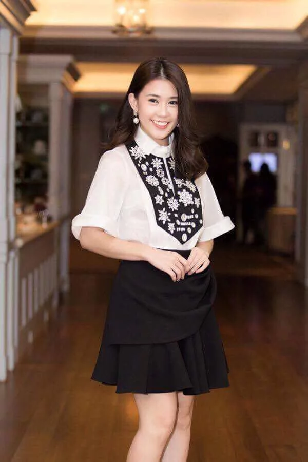 A fancy office looks 16