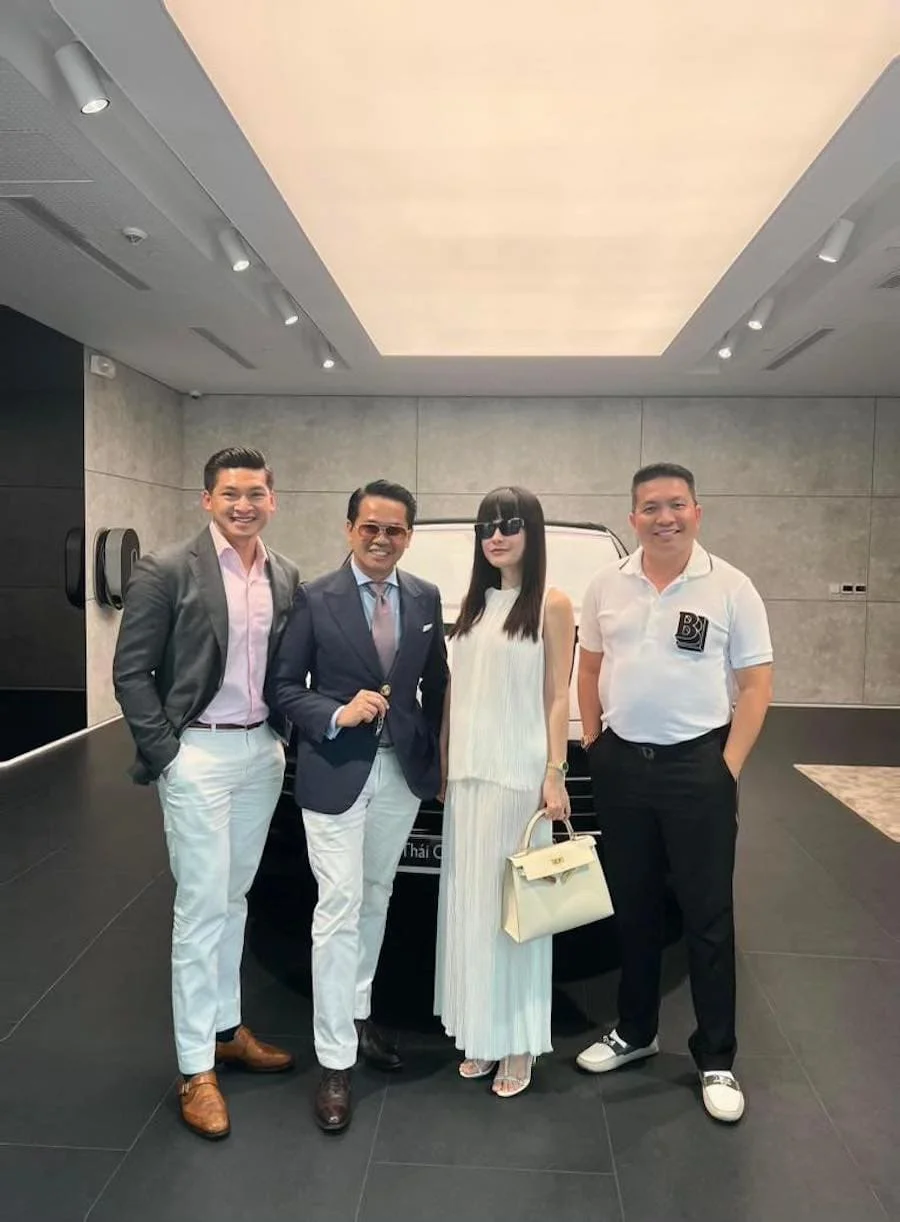 𝐌𝐬. 𝐃𝐨𝐚𝐧 𝐃𝐢 𝐁𝐚𝐧𝐠 𝐢𝐧 𝐖𝐡𝐢𝐭𝐞 𝐏𝐥𝐞𝐚𝐭𝐞𝐝 𝐒𝐞𝐭 