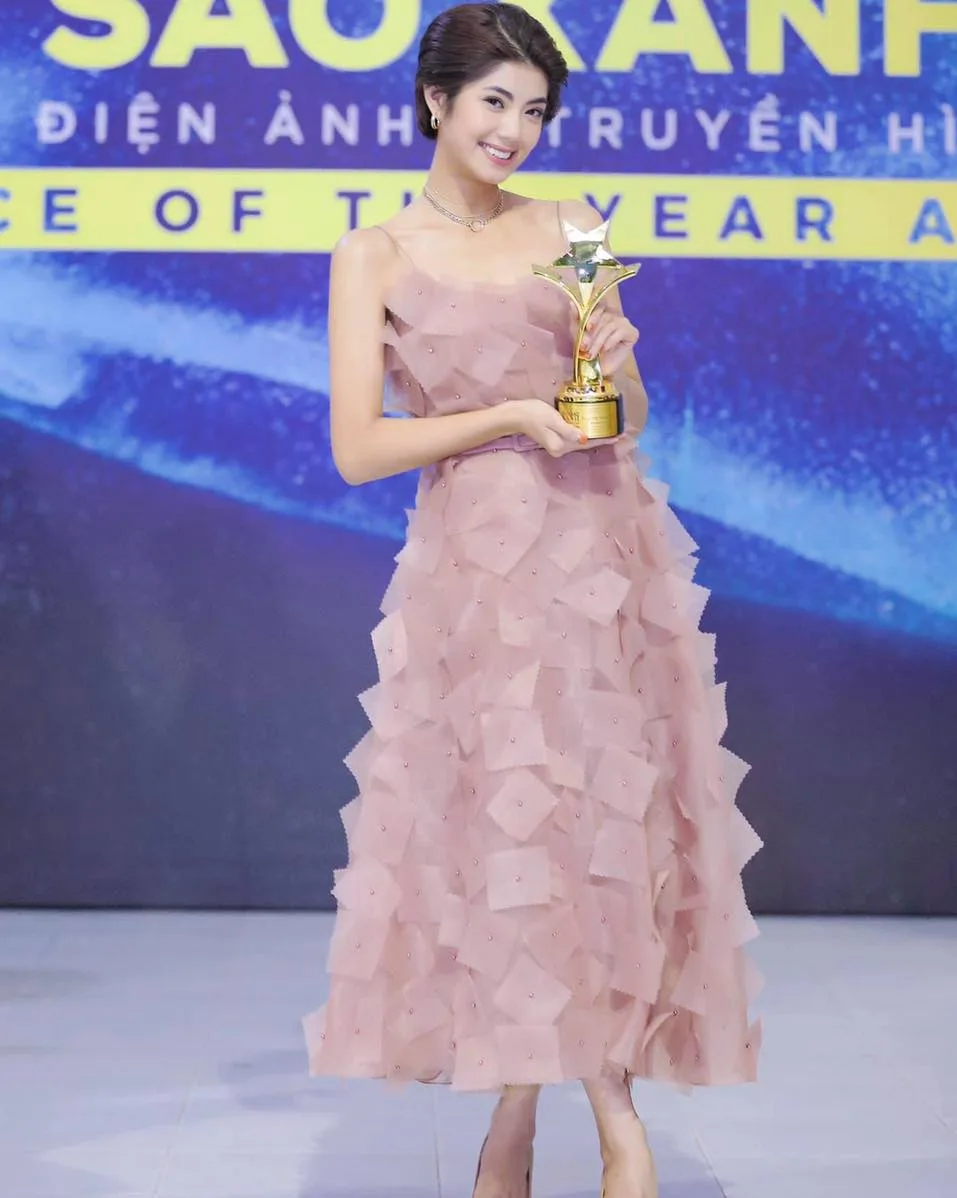 The Iconic Ellise Dress: A Fashion Phenomenon for All Occasions 12