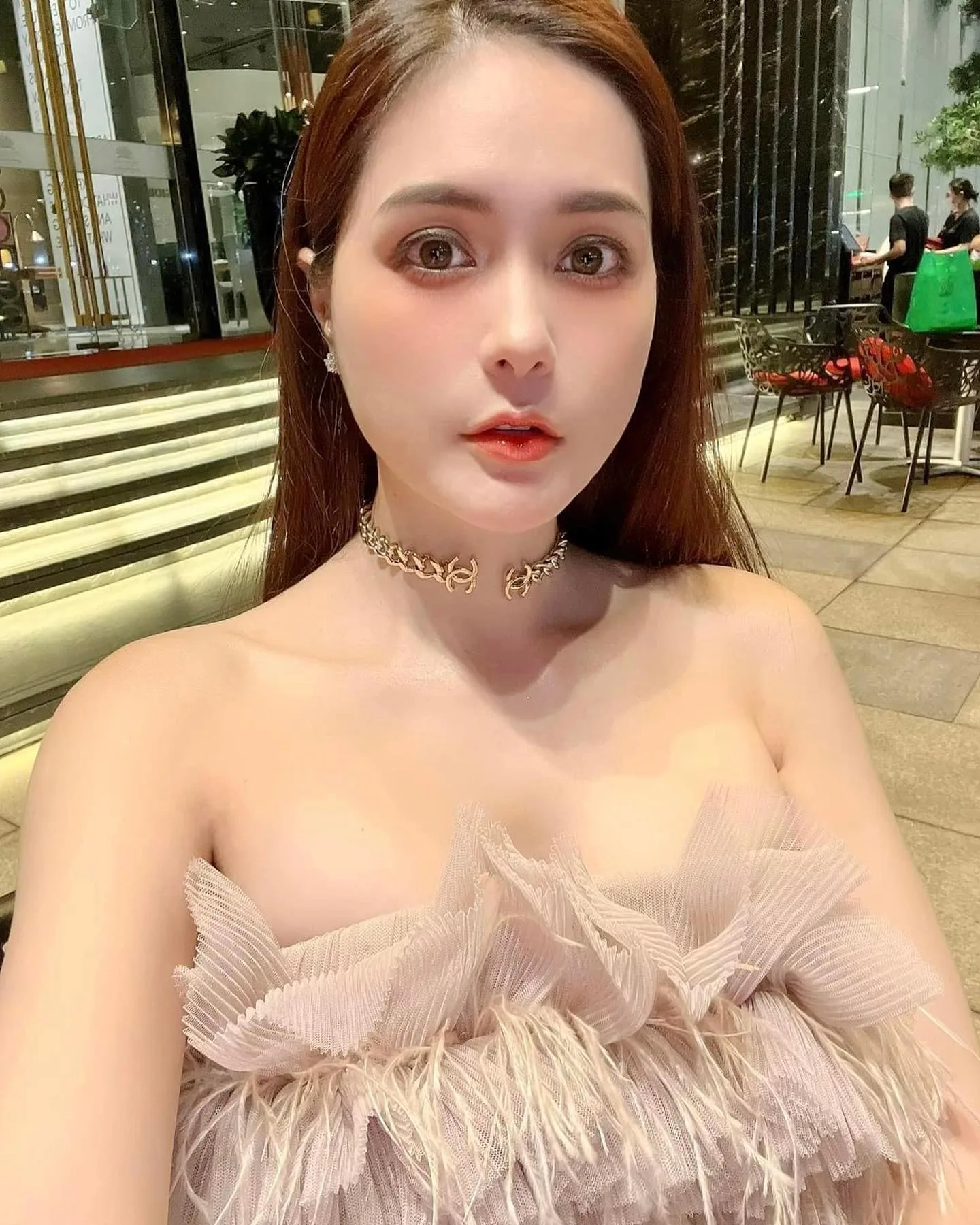 Quý cô của chúng tôi 143