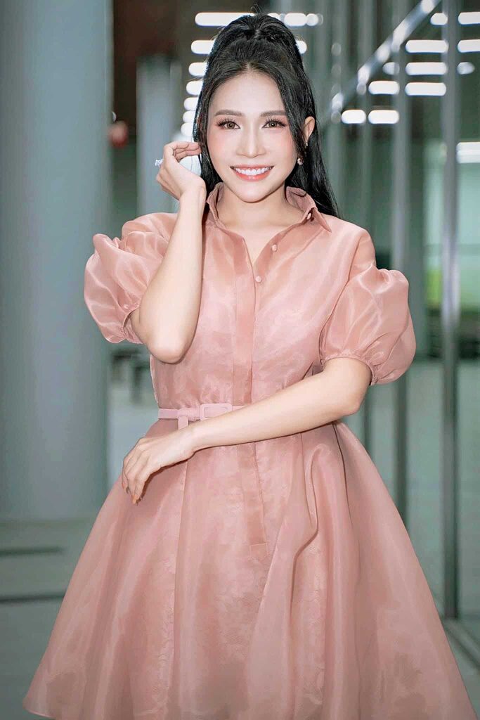 How to wear a see through top?